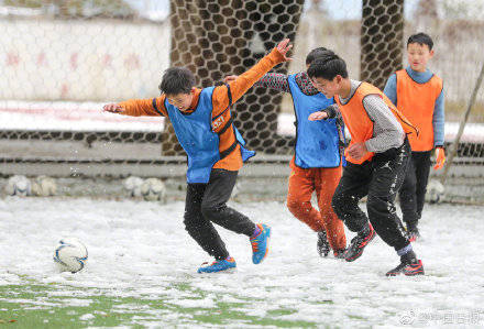 少年|不惧严寒，贵州足球少年雪地撒欢练球技