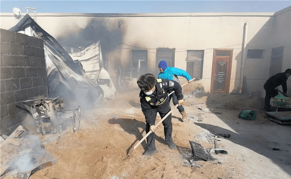 乌力吉一商业网点后院起火民警蜀黍奋力扑救