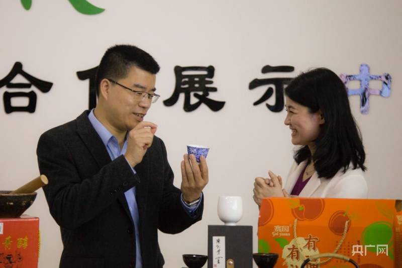 将乐县人民政府县长陈羲,副县长黄小勇,郭贤辉出镜变身"带货主播",一