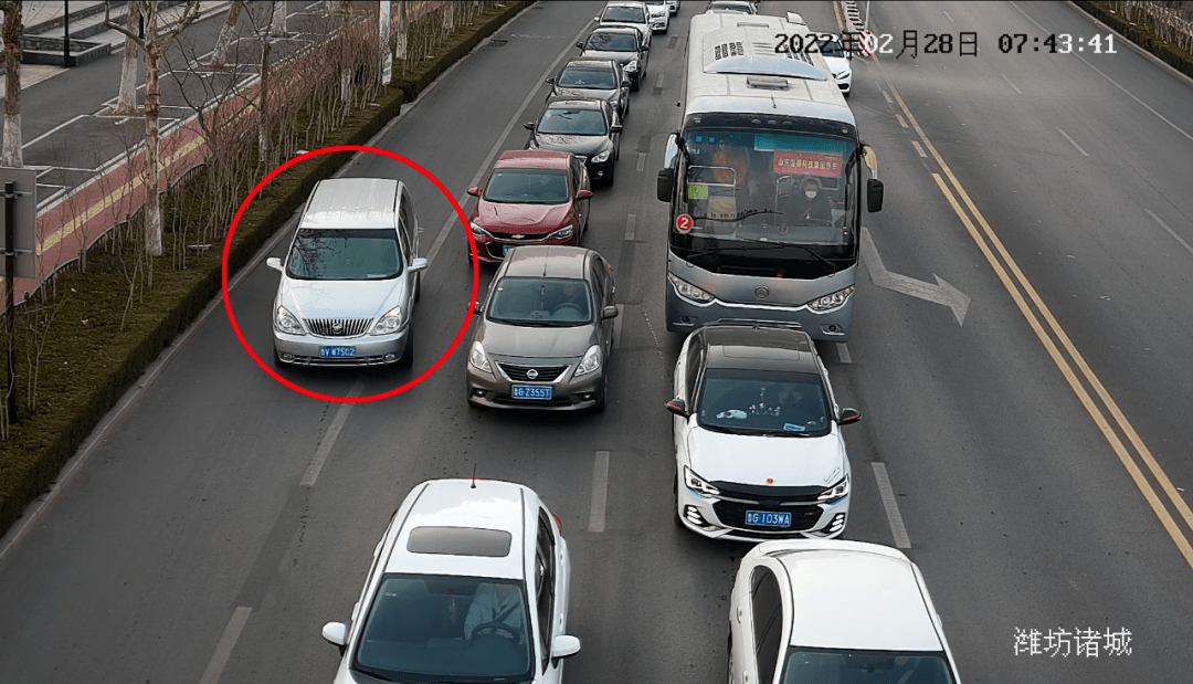 诸城交警曝光别人排队你加塞高清监控不答应