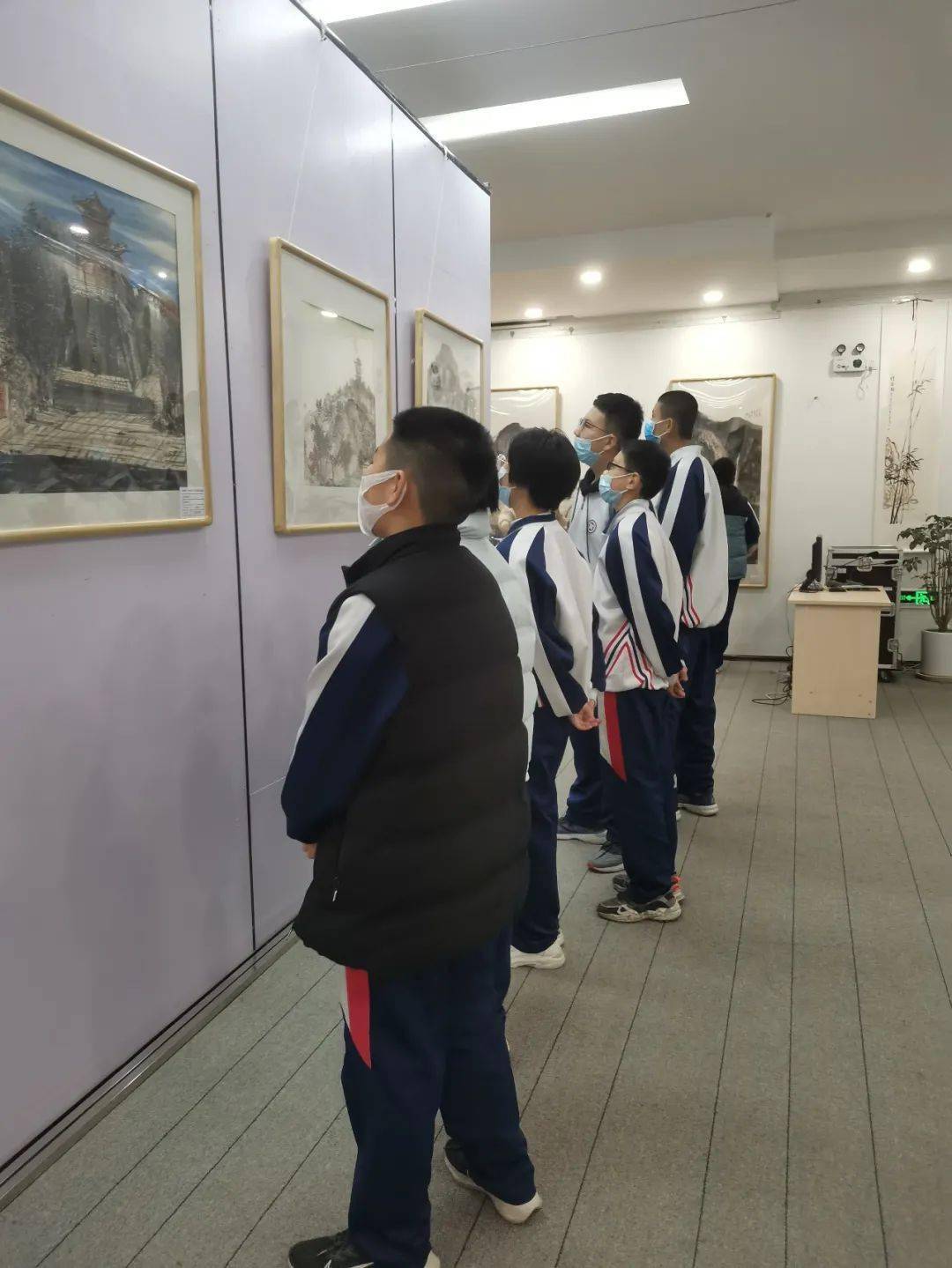 学生参观画展图片图片