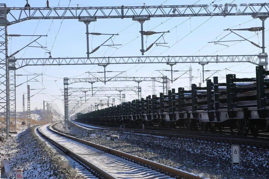 唐包线集中修换轨施工现场……_作业_钢轨_铁路