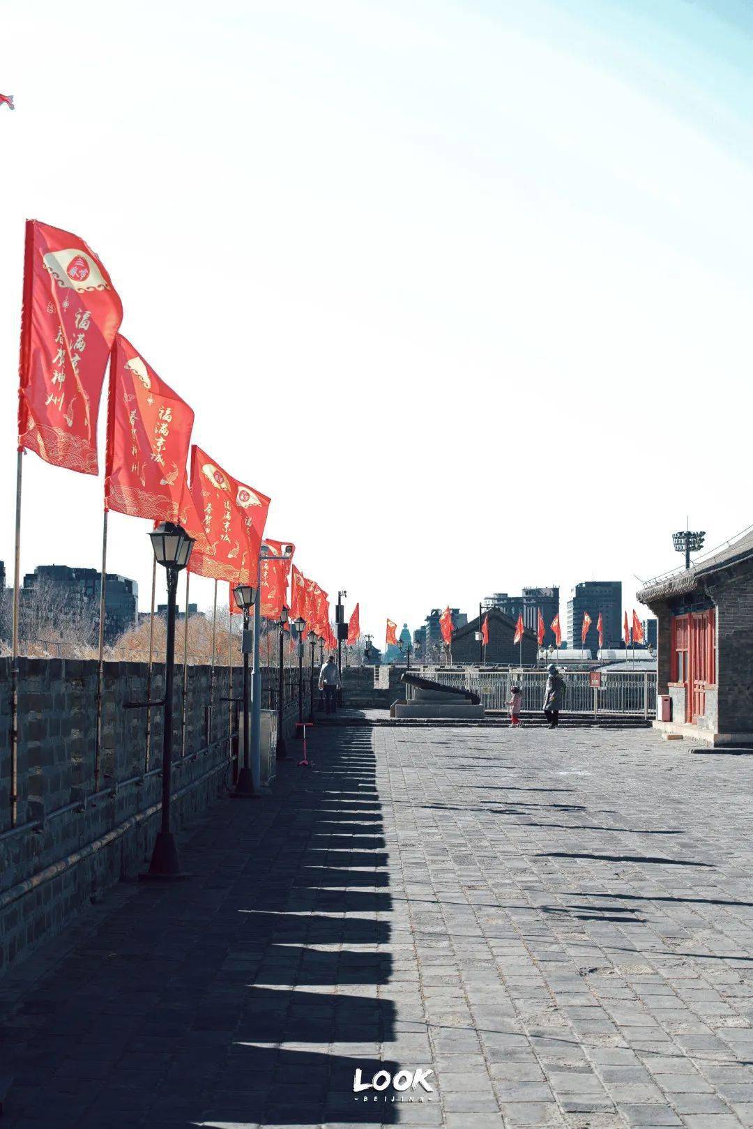 遗址|最美打卡地 · 600年明城墙上看火车 | 北京LOOK