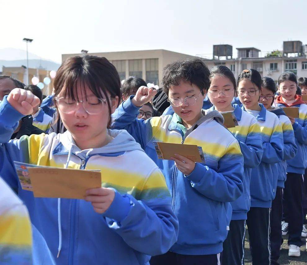 永定一中举行2022届高考百日誓师大会暨成人礼仪式