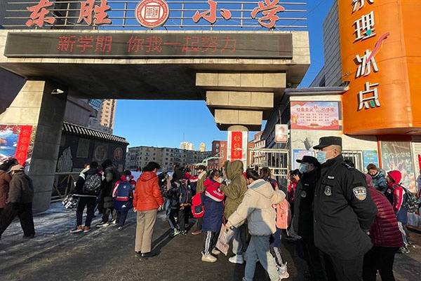 又是一年开学季,为全力保障明山区东胜小学学生入学安全,本溪市巡特警