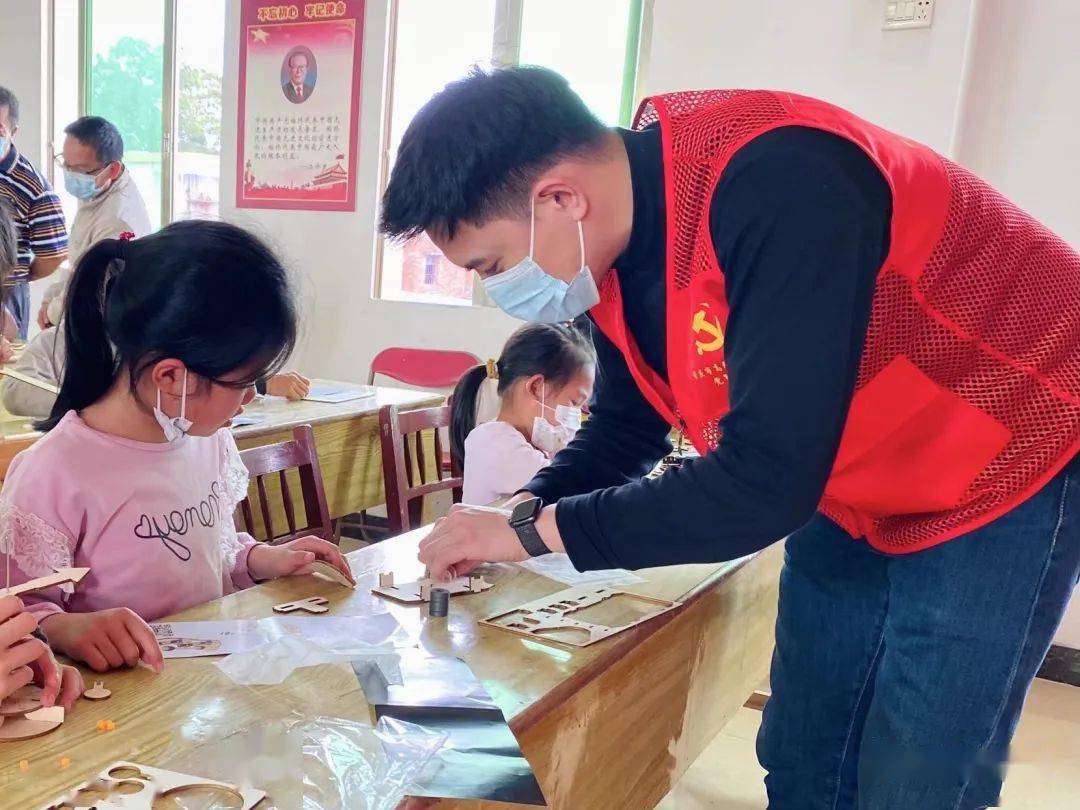 最后，志愿者带领留守儿童一起制作禁毒主题手工艺品，通过一个个精美的