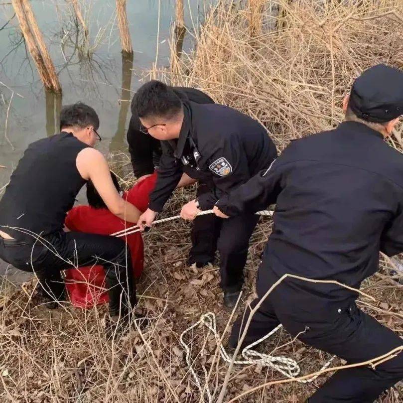 “撑住,我们马上救你上来”_女子_河水_生命