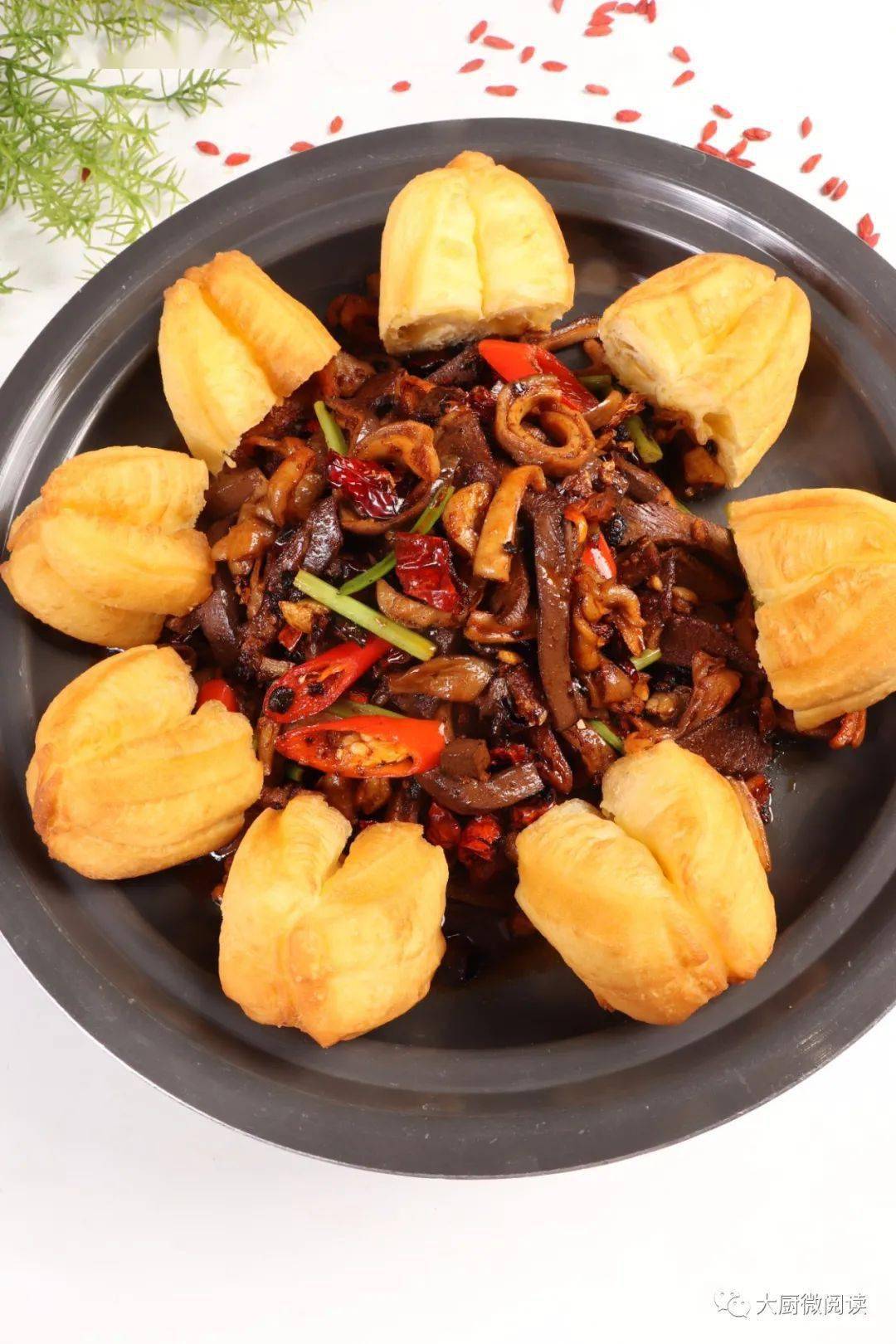 名厨|这干锅猪杂麻辣鲜香,下酒又下饭!视频详解调味秘笈