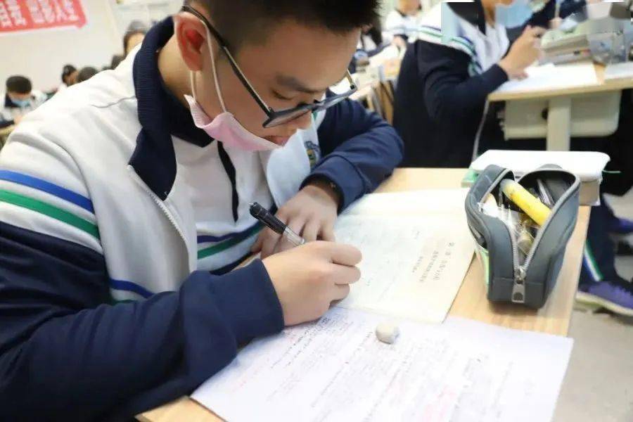 一中学生为激励自己，在课桌上刻“浙江大学”，结果看到高考成绩傻眼了……-家庭网