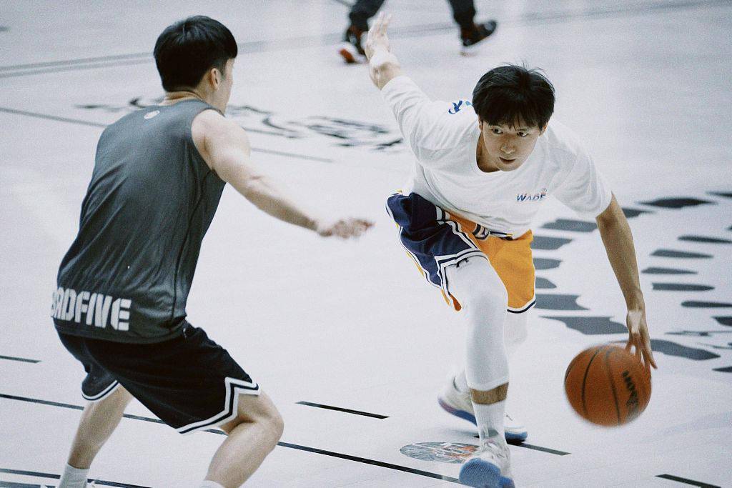 李现发布一组篮球随拍活力动感青春洋溢