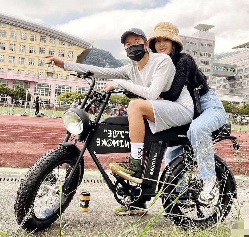 曹格老婆晒与儿子骑机车照,13岁joe帅气十足,载妈妈被误认为"情侣"