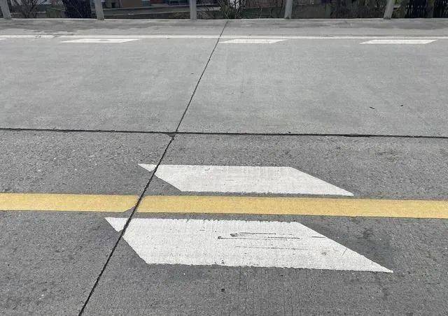 道路中间增加黄色实线,禁止车辆越线超车,增加纵向减速标线,提醒过往