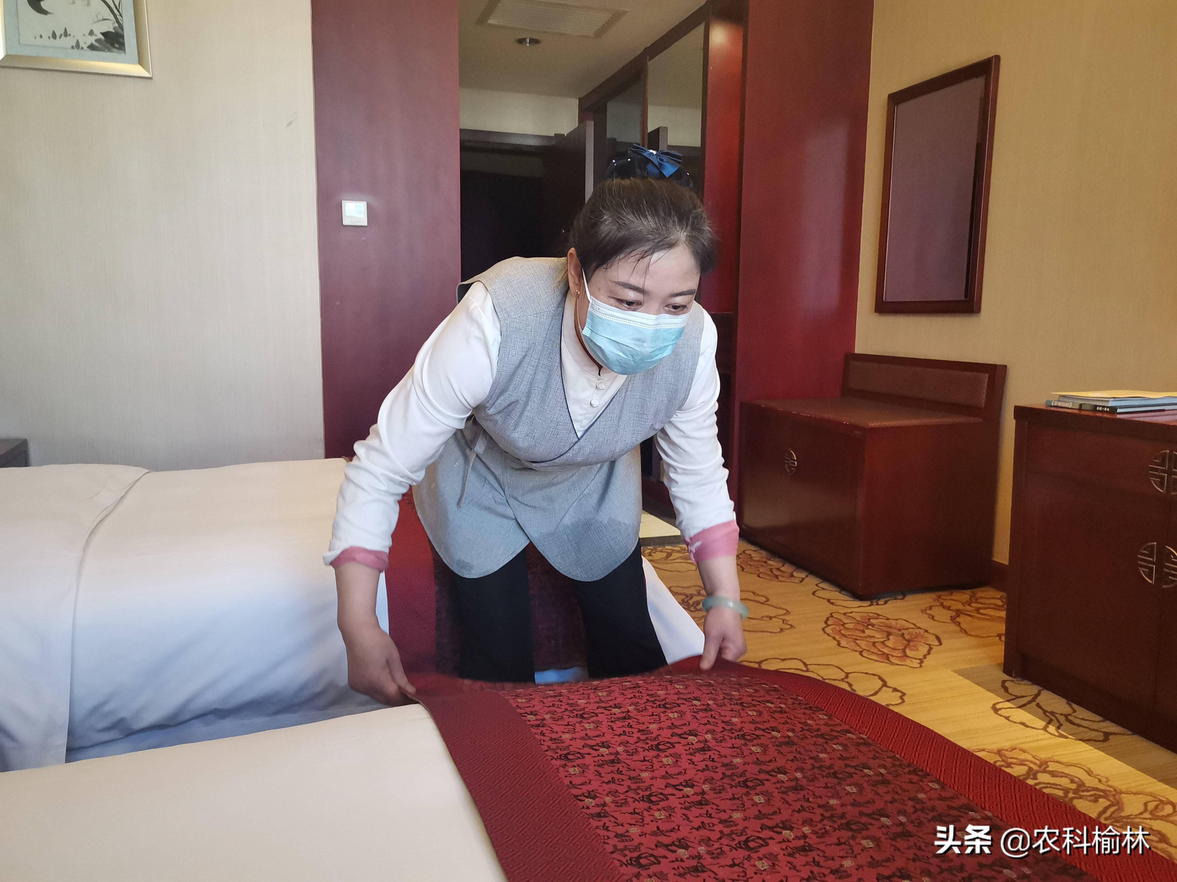 市龙华府酒店的客房服务员,她每天的工作就是整理工作车,打扫客房卫生