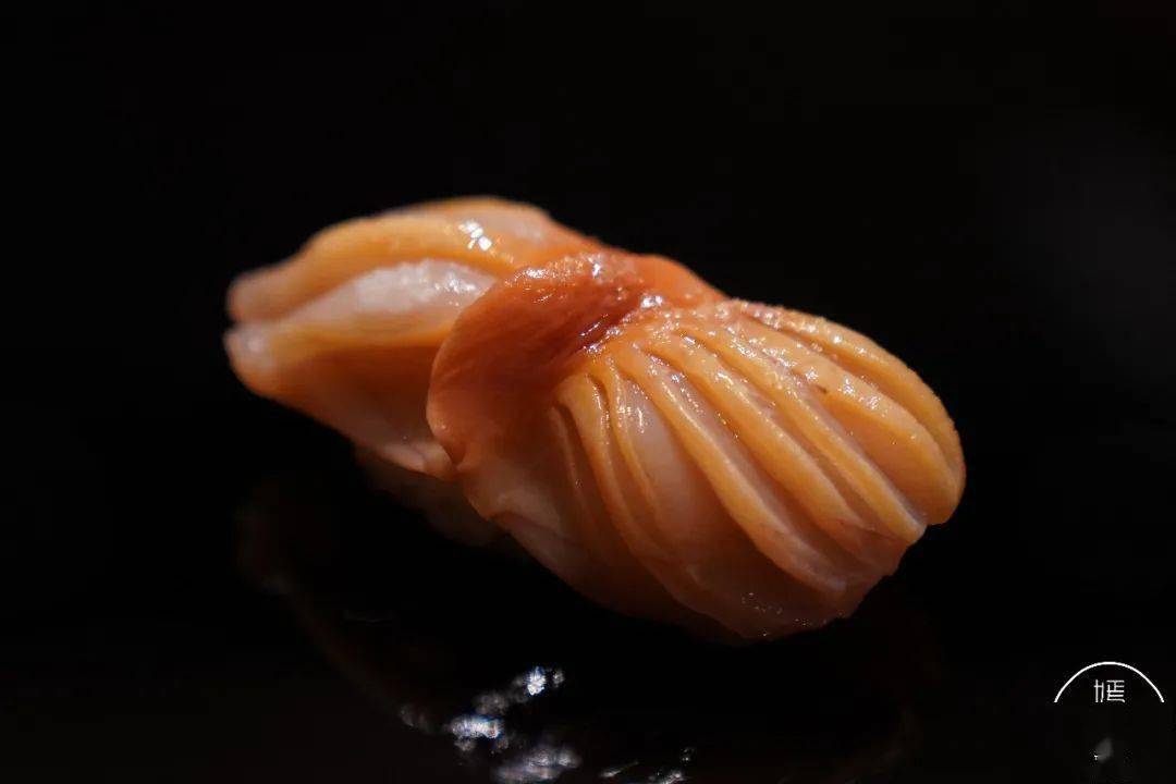 赤贝肉身精美,经过主厨改刀后精妙犹如艺术,只需海盐微微调味,就能