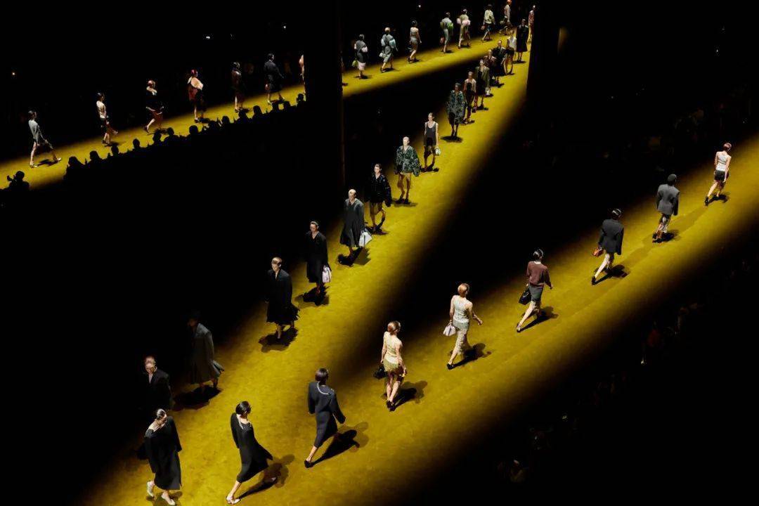 Simons PRADA带头回归极简,时尚圈又要开启新轮回了?