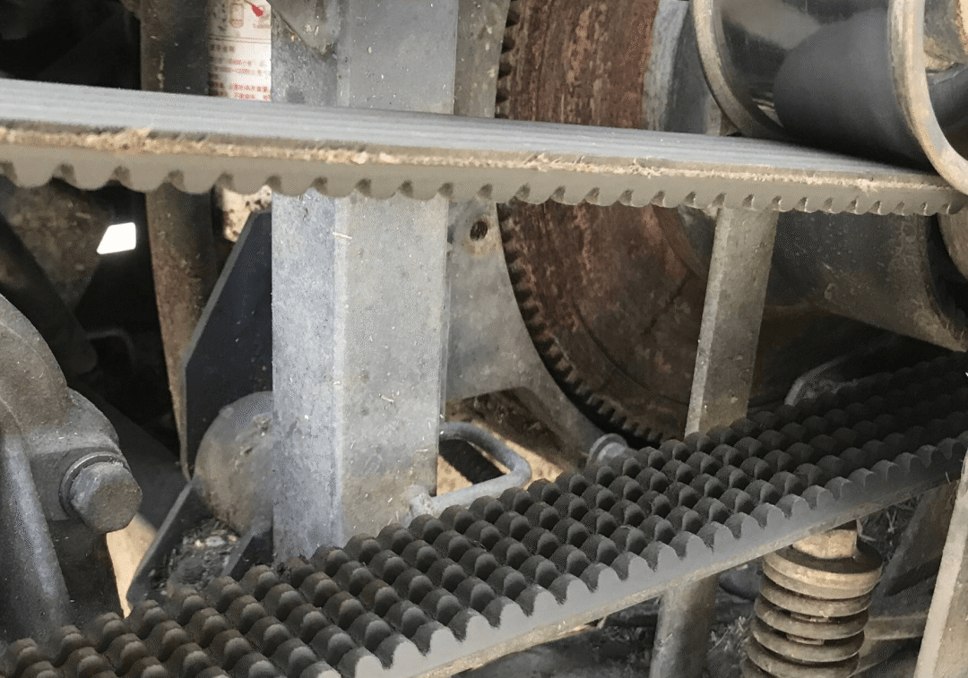 2,三角带疲劳断裂三角带的任意横截面上的应力将随着带子的运转循环