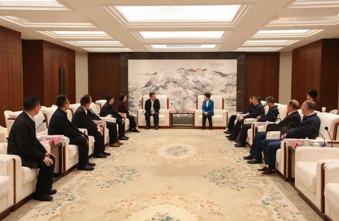 副市长杨国昕,中石化福建石油分公司副总经理王琴参加活动.