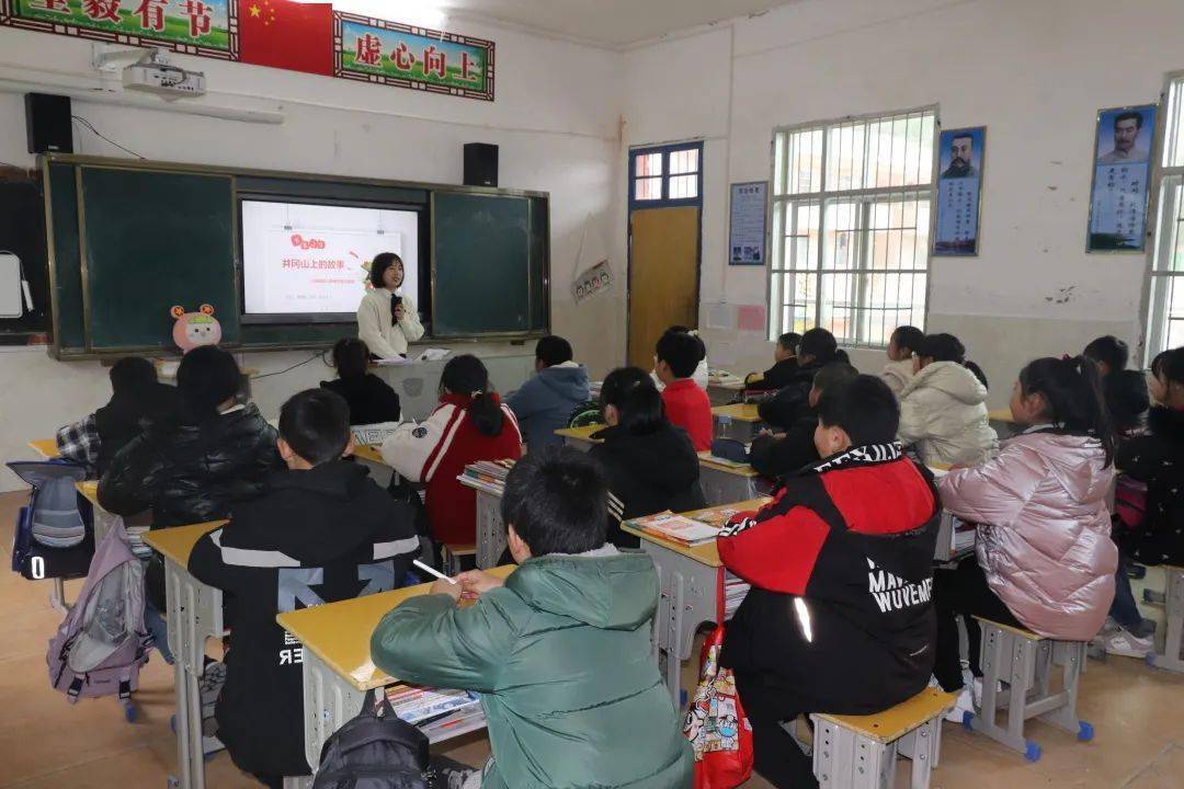 我校研支团赴西塔小学讲授微团课