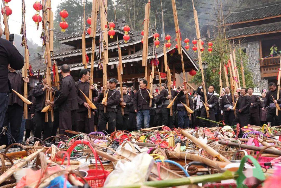 台江苗族同胞载歌载舞欢度二月二敬桥节