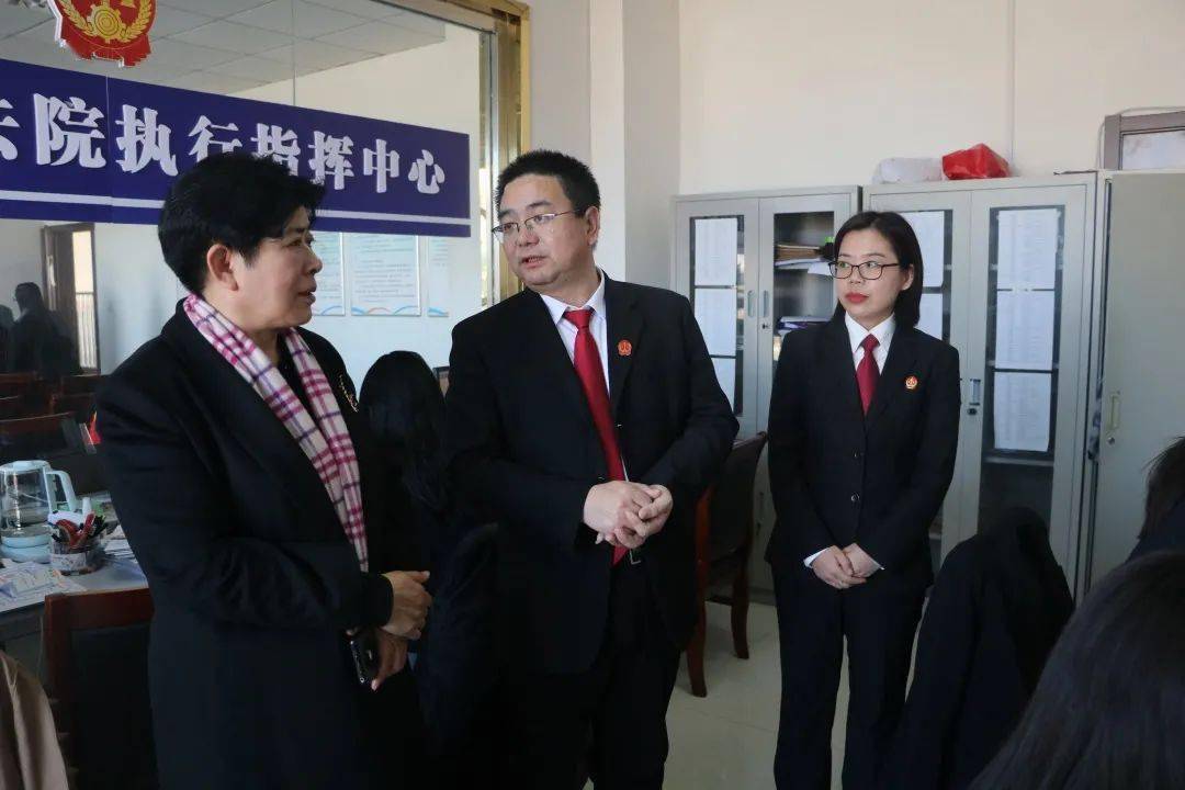 图为张淑芬(左)在易县法院参观调研.