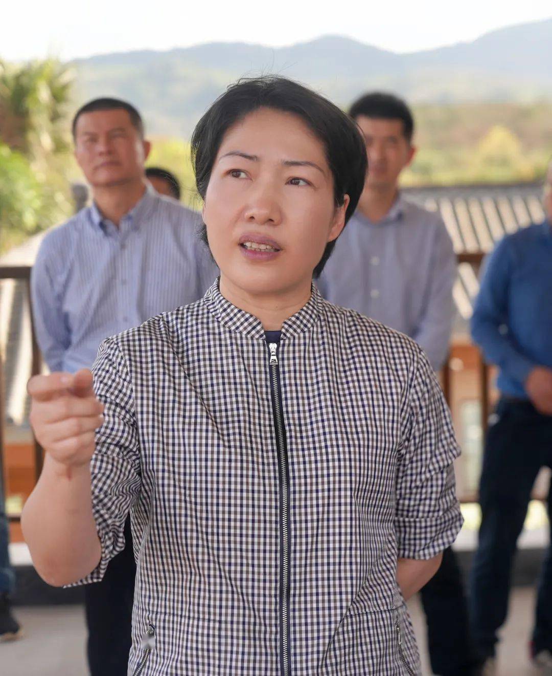 凌云在深入新兴椰林农庄和太极海南医疗养生产业基地调研时要求明确