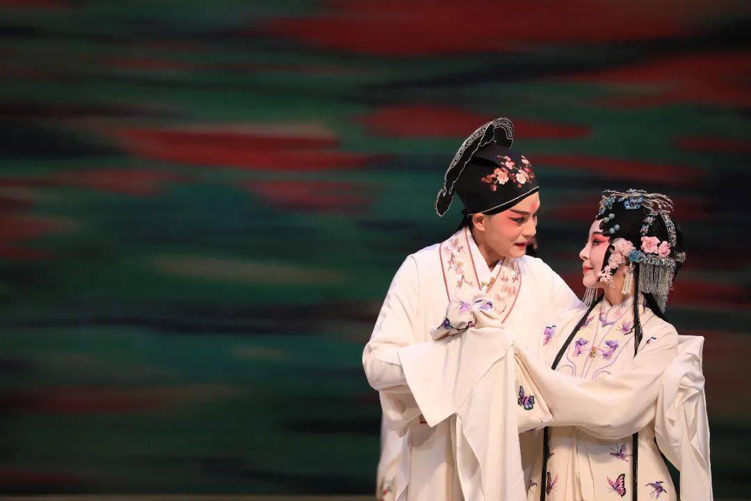 无论发生什么,要永远相信爱情以独具一格的创意唱响青春之歌