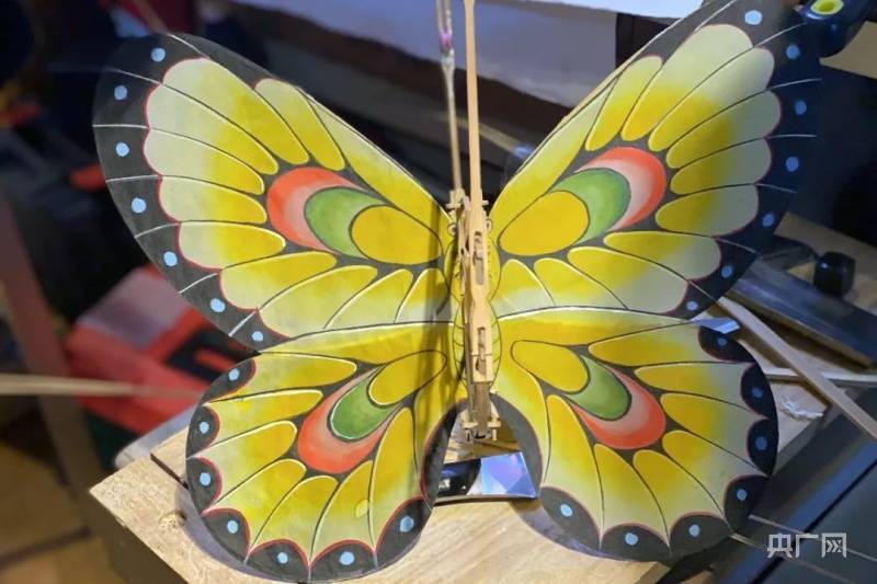 段震利拿出一个竹编物件说,这叫"风筝碰",俗称"送饭儿",自动来回叫