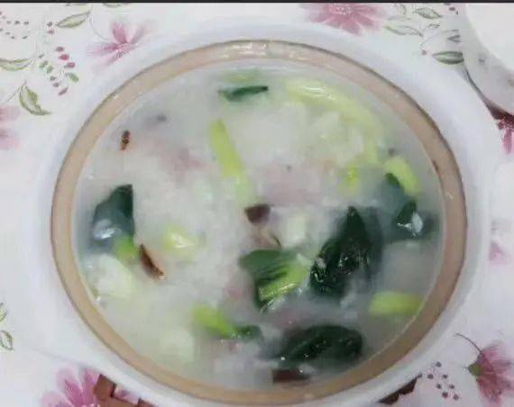 青菜花生米瘦肉粥午點蘿蔔排骨湯白米飯,菜椒胡蘿蔔土豆絲午餐豆漿