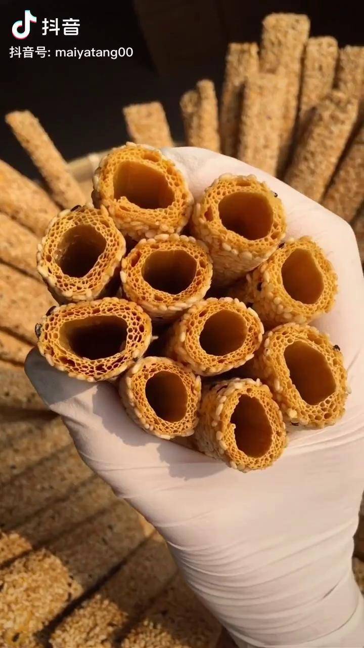 刚刚出锅的麦芽酥糖,就是好吃香酥掉渣,甜而不腻我的家乡有特产 搞点