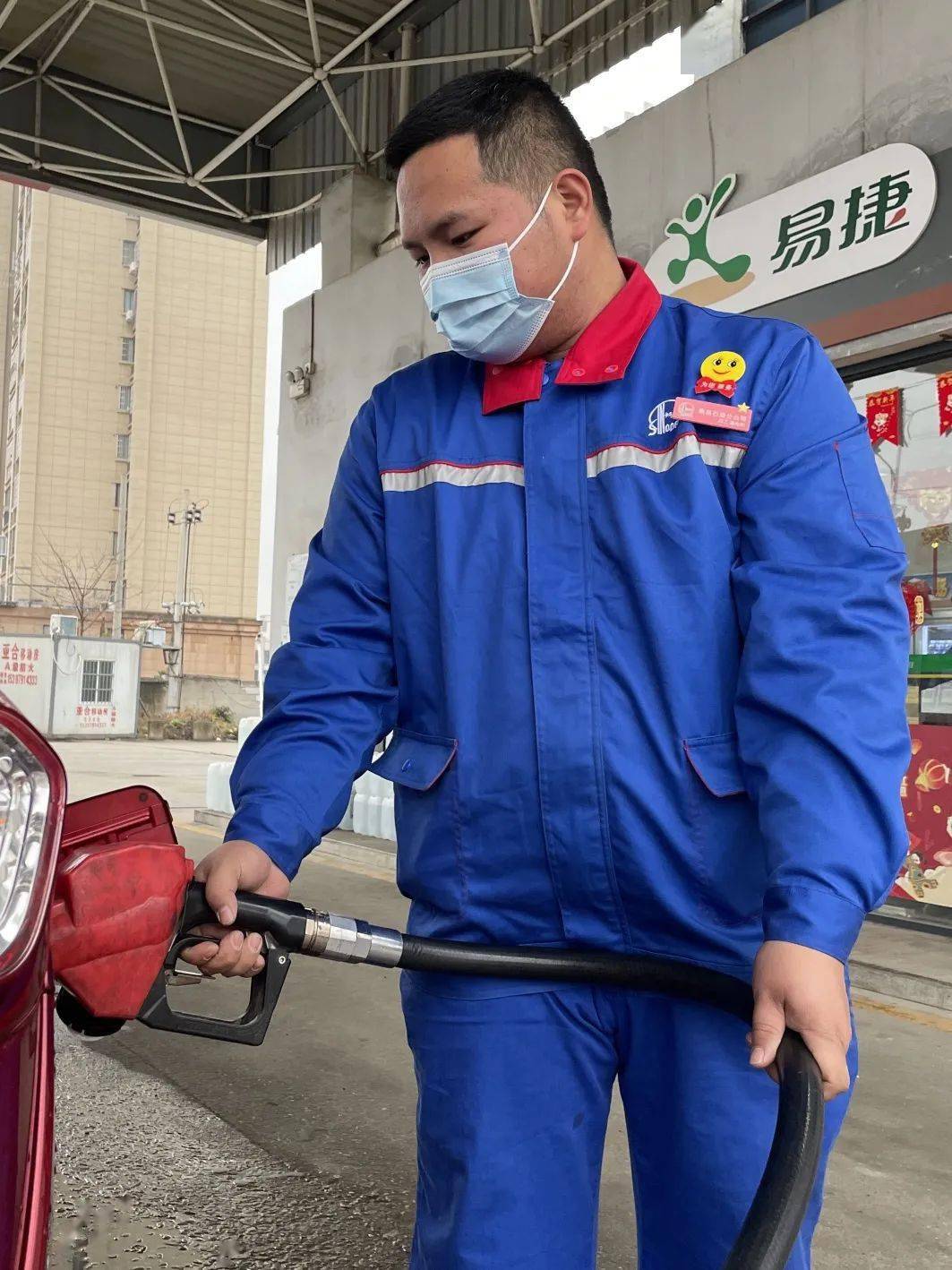 1月7日晚上,一位老人拿着一元钱,走进江西南昌石油创世纪加油站,老人