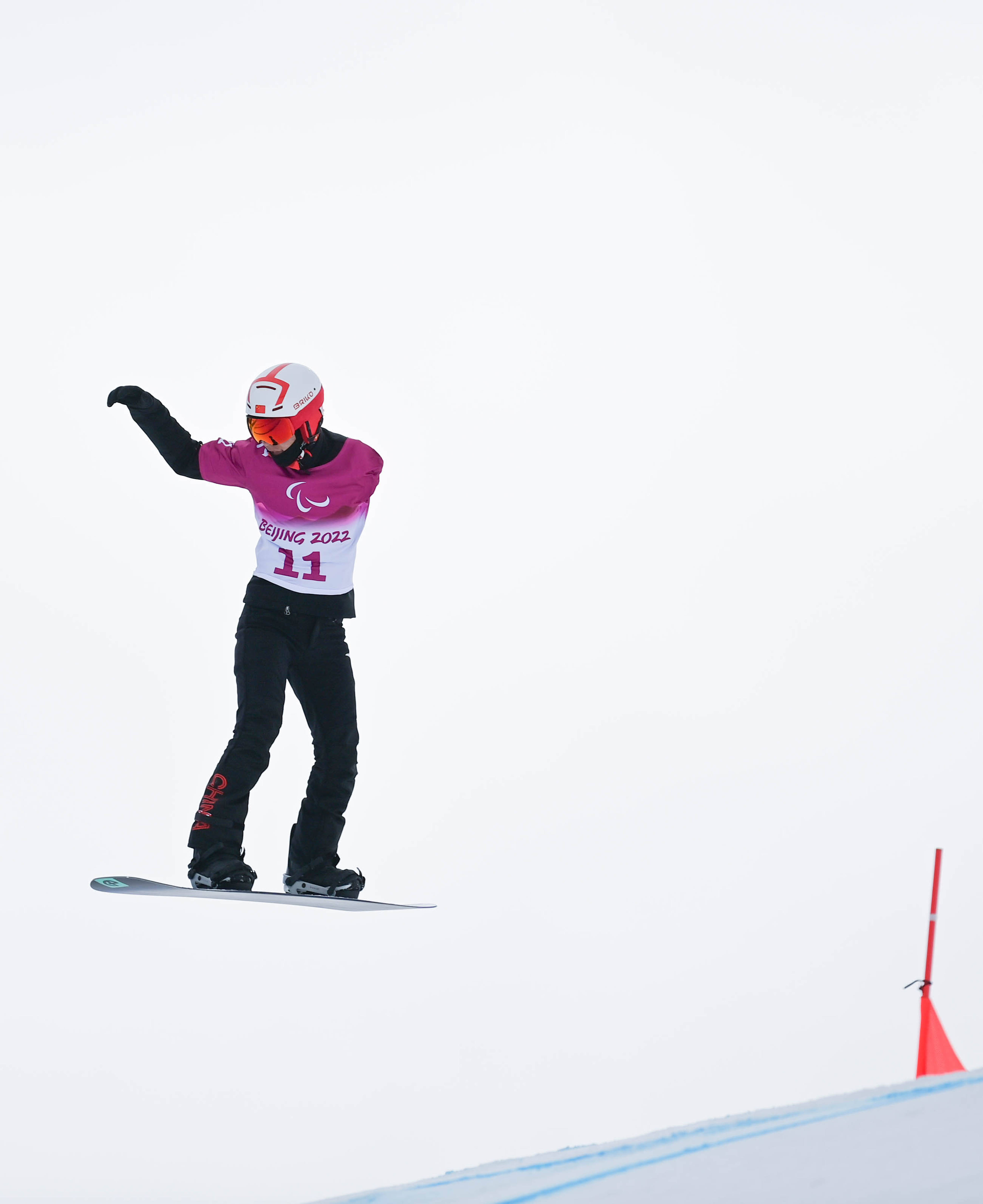 新华社记者 许畅 摄当日,北京2022年冬残奥会单板滑雪障碍追逐资格赛