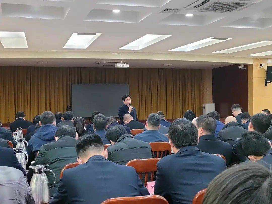 安远县委书记,县新时代文明实践中心主任杨有谷在会上通报了各乡镇