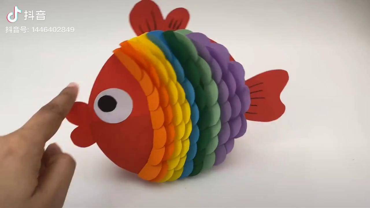 亲子手工制作 幼儿园 折纸 七彩鱼手工_七彩_手工_幼儿园