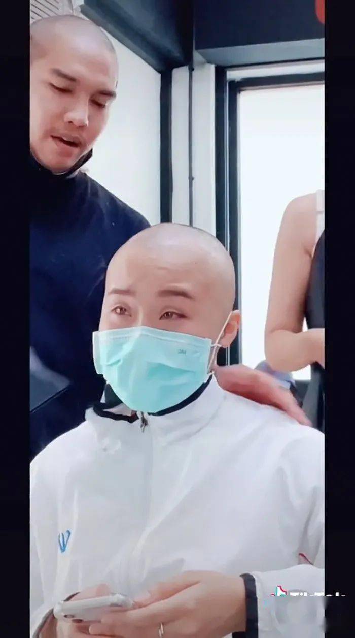 泰患癌女顾客剃光头理发师一个举动令她感动到泪流满面