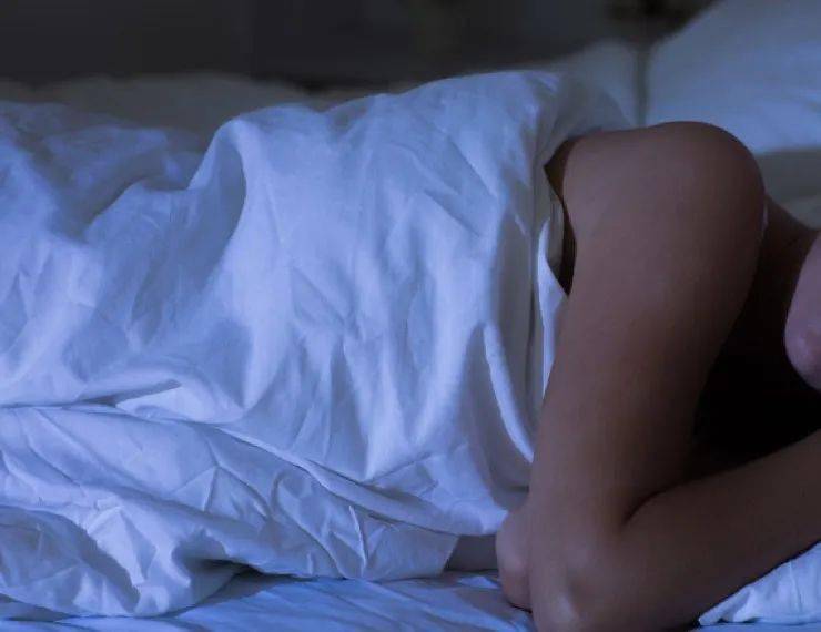 大年三十的孤独梦境,我独自坐在暗恋男子的床上,被子下的微妙情感 大年三十的孤独梦境,我独自坐在暗恋男子的床上,被子下的微妙情感