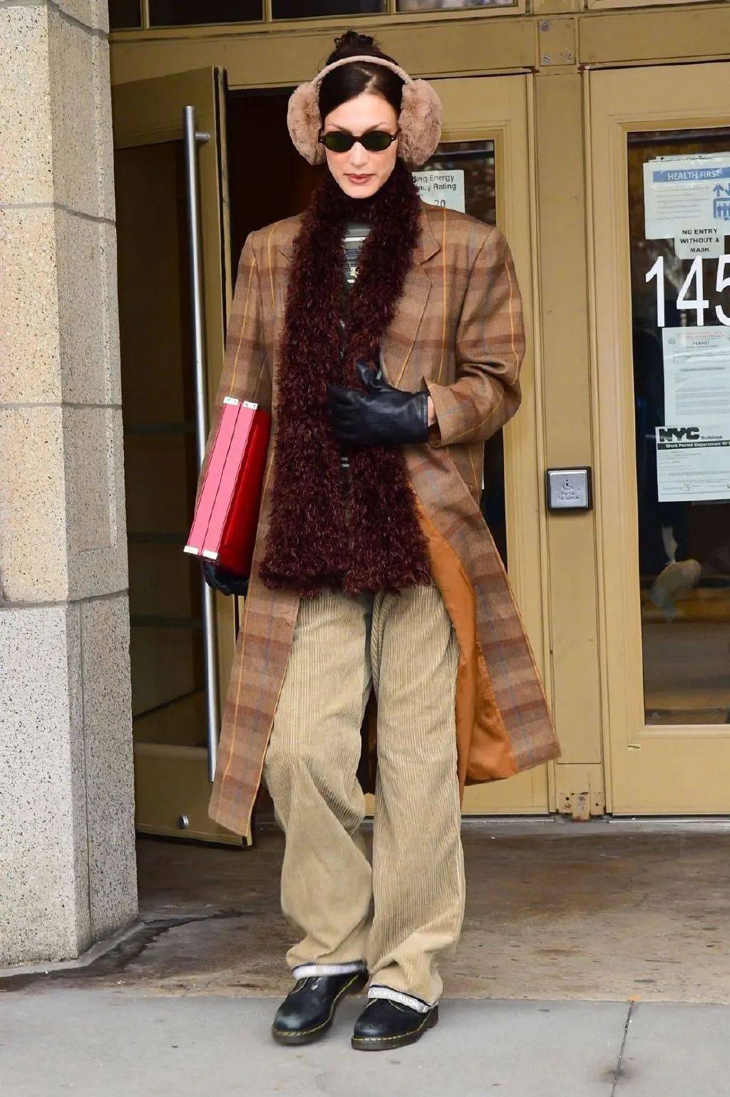 服装下周穿什么 | Bella Hadid带男友在时装周溜达，我却爱上她的短上衣