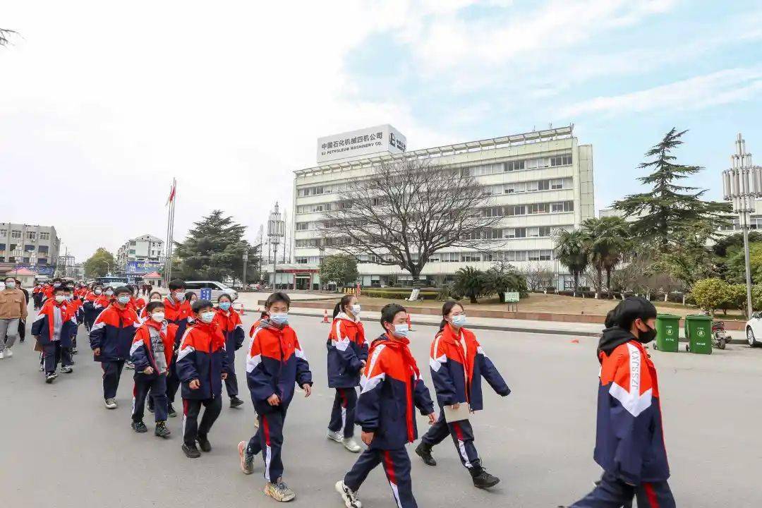 探秘智慧能源"公众开放日活动,荆州市四机中学的300余名师生走进企业