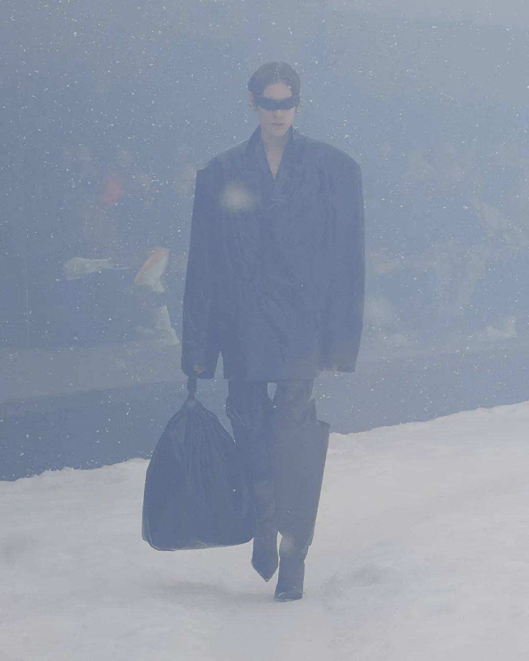 服装BALENCIAGA冒雪走秀，想传达什么？