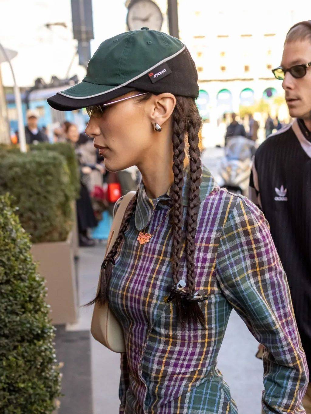 服装下周穿什么 | Bella Hadid带男友在时装周溜达，我却爱上她的短上衣