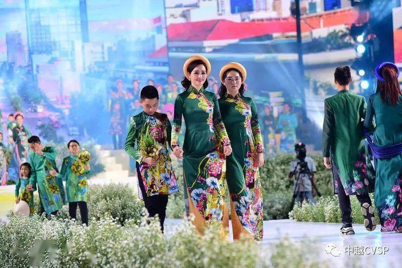 第八次胡志明市奥黛节弘扬越南传统奥黛服装之美二