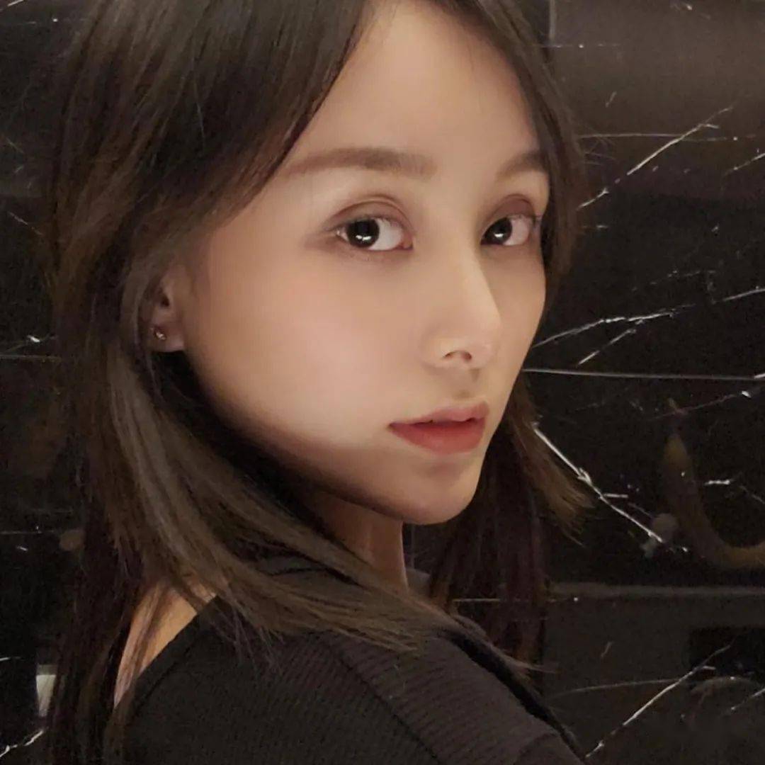 何珮瑜超巿扫粮不停玩手机,脱单成功?_jeana_处理_工作