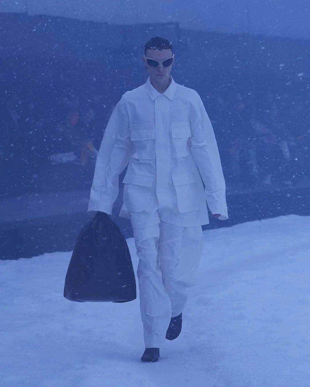 服装BALENCIAGA冒雪走秀，想传达什么？