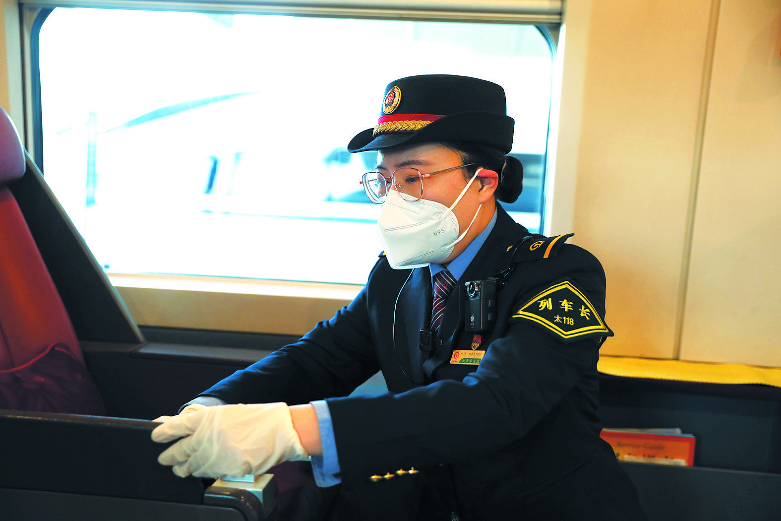 交广会客厅服务暖心途巾帼绽芳华记山西省五一巾帼标兵太原客运段列车