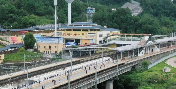 在巴东站改名为野三关站的同时,郑(州)万(州)高铁线上新建的巴东北站