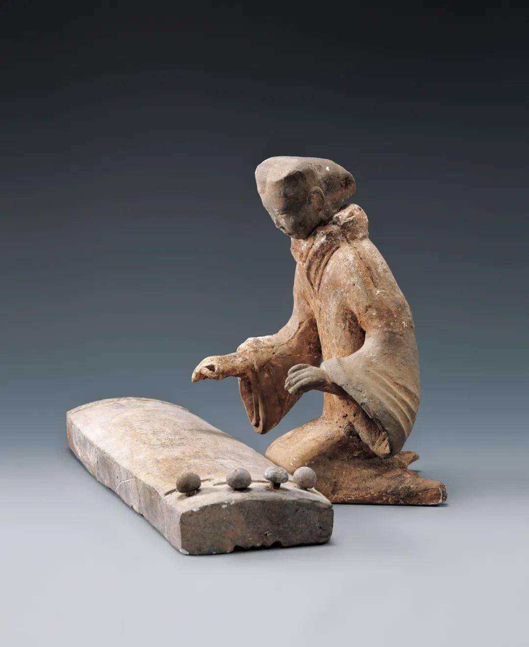 【展览解读】翘袖折腰"汉街舞"——乐舞俑_汉代_徐州_驮篮山