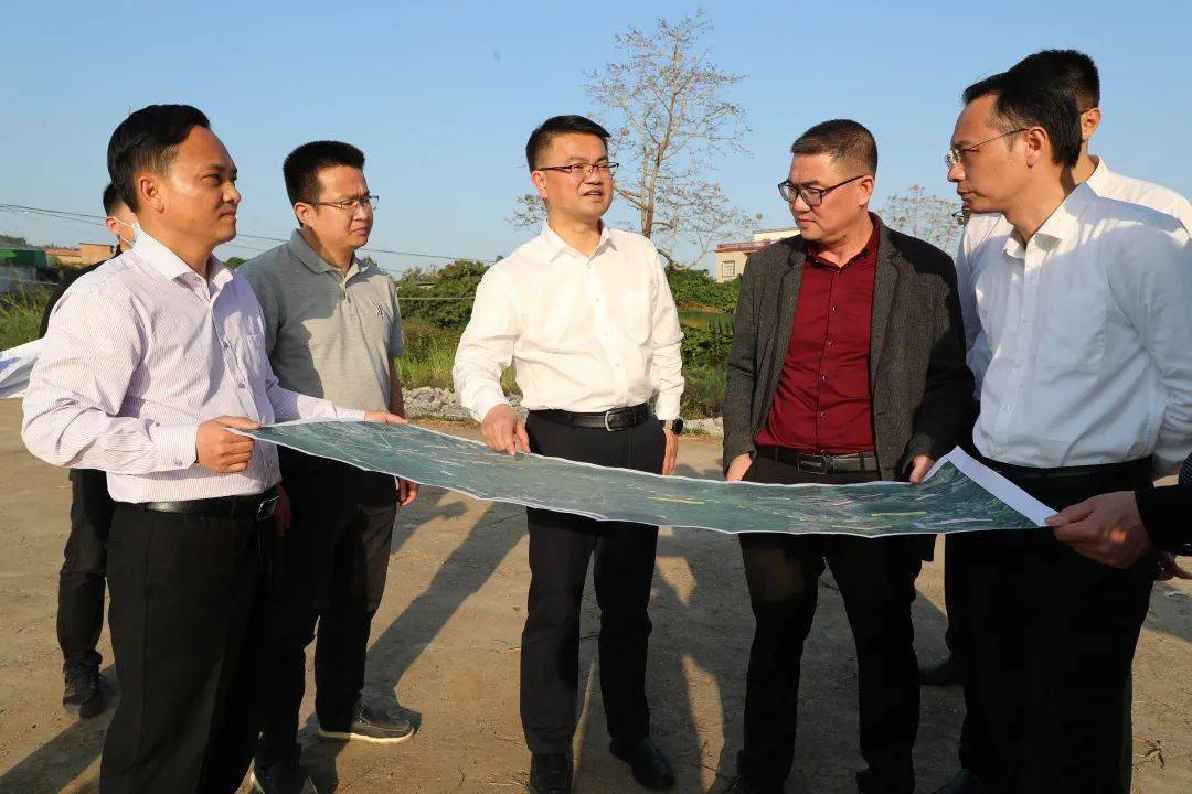 梁金昌在现场指导调研梁金昌指出,崇左至响水一级公路