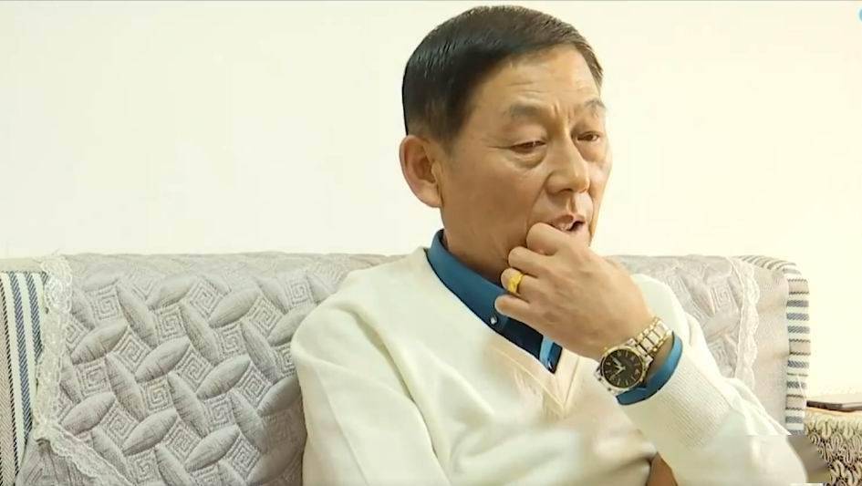 61岁大爷相中气质大妈只给1000块钱生活费大妈买衣服都不够