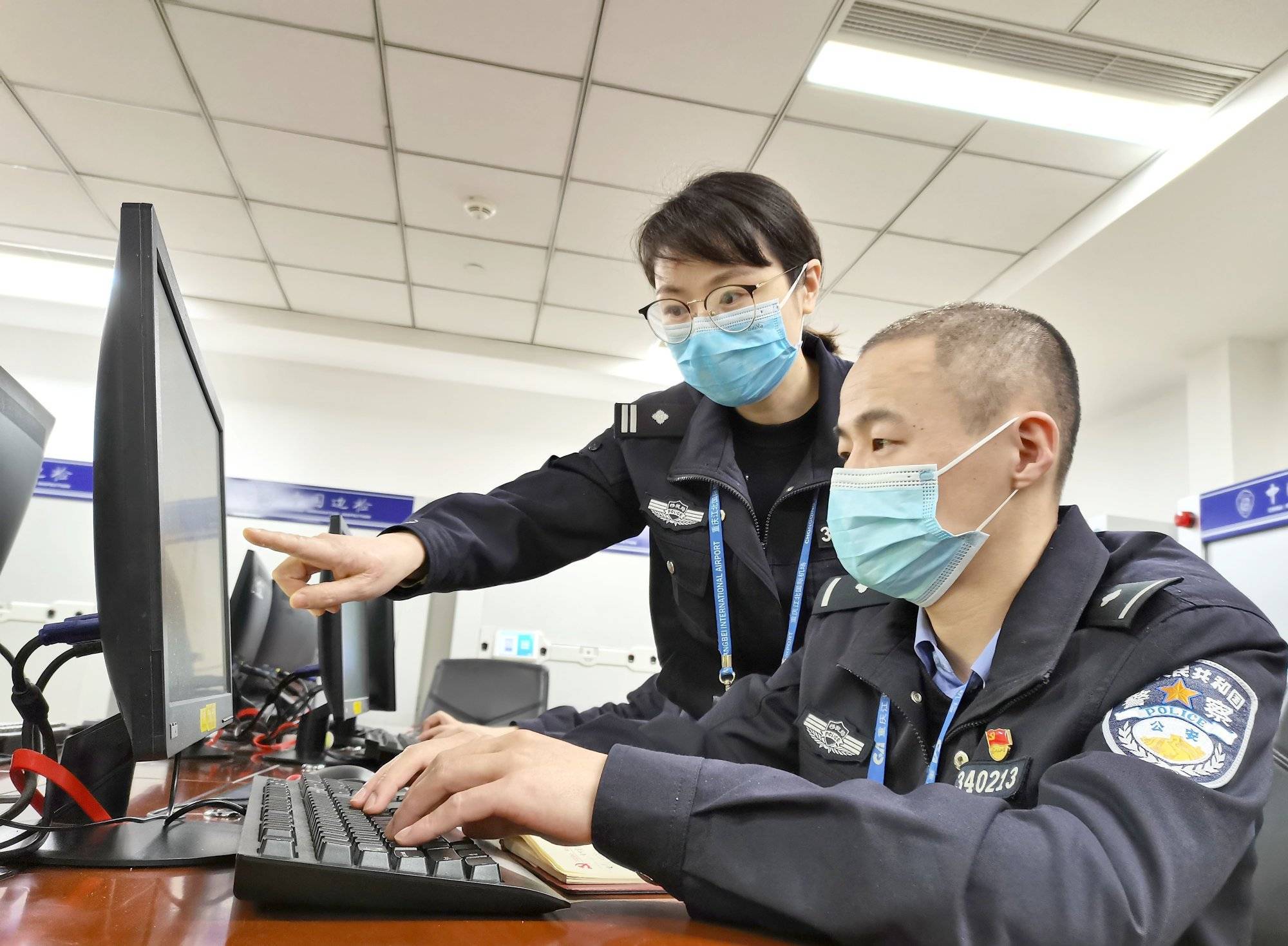 山城|三八节特写：盛放在山城国门的“山茶花”