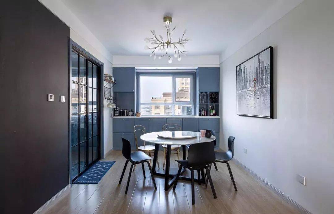 餐边柜的设计需要根据餐厅的具体位置,形状来定,比如靠着窗户的,就