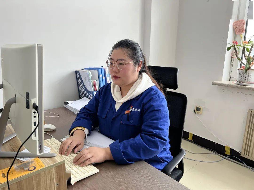 womens day根河热电公司 周爱华爱好:摄影在单位,她是热力客服中心